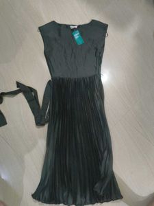 Elegant Pleated Midi Dress