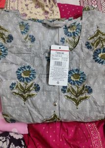 Aavasa Elegant Floral Print Kurti