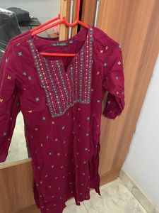 Avaasa Magenta Kurti