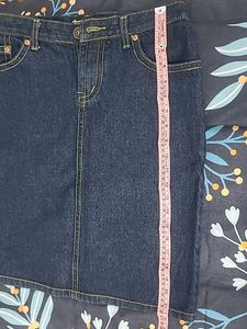 Price dropped!! Branded cute blue jean skirt.
