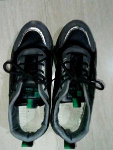 unisex black sports shoes