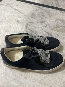 Stylish Black Sneakers with Ribbon Detail