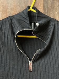 Black Ribbed Zip-Up Crop Top