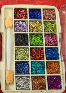 18 shades Glitter eyeshadow Palette makeup