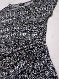 Stylish Black &amp; White Geometric Print Top