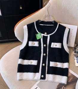 Wollen Black & White Knit Vest
