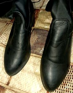 Chic Black Knee-High Boots