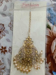 Elegant Gold-Tone Maang Tikka