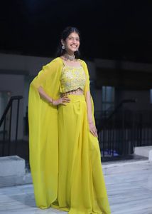 Yellowish green three piece Set + jewellery se