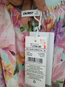 New ( with tag )Floral Print Puff Sleeve Jumpsuit