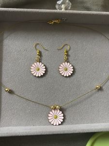 Daisy Flower Necklace and Earrings Set