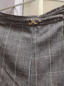 Chic Grey Plaid Cropped Pants