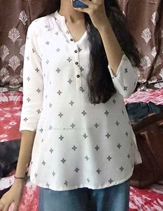 Chic White Short Kurta with Geometric Print