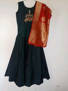Elegant Green Dress with Red Shawl