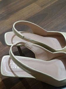 GNIST Golden Pointed Toe Heels with Strap