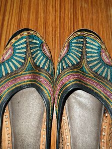 Pakistani dhaaga Embroidered Juttis