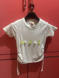 Cute white t-shirt with charm details
