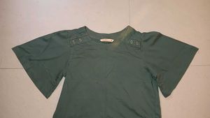 Green puffed sleeves top