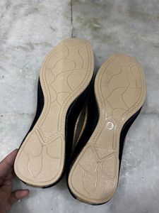 Embroidered Black Juttis