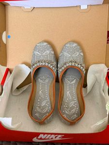 🩰Elegant Embroidered Juttis🩰