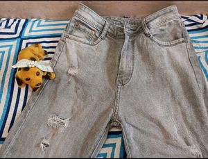 combo of peach top with jeans