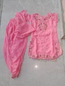 beautiful pink suit with dupatta .padosi girl geor