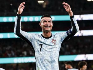 Ronaldo Portugal 900 world record football jersey