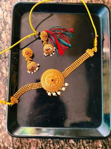 Golden color choker necklace with earrings