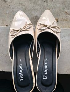 Chic Bow Mules - Cream Patent Leather