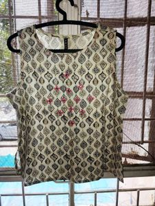 Stylish Sleeveless Kurta with Leaf Print