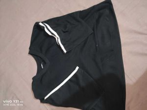 ✨ Black Sporty Crop Top 🖤🤍
