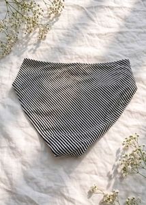 🇪🇪 1.8 Striped Bikini Bottom