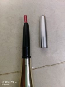 Light Pink Glossy Lipstick With Lip Liner