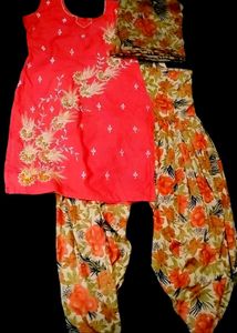 Sleeveless salwar suit with duppata