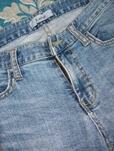 Light Wash Skinny Jeans with Frayed Hem