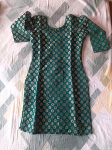 green benarasi kurti,  knee length, 3 quarter sleeves, cotton lining, fit to size s, alterable