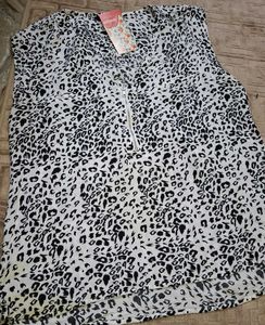 Chic Leopard Print Zipper Top