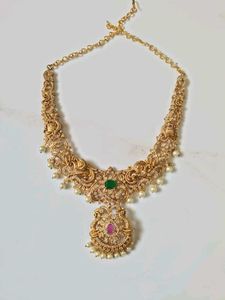 Exquisite Gold Necklace with Pearls