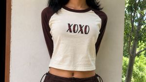 Cute XOXO Raglan Long Sleeve Top