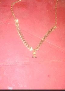 Elegant Gold Leaf Design Necklace