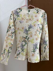Chic Floral Print Blouse 💛