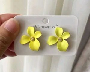 Charming Yellow Flower Earrings