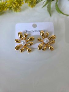 Elegant Gold Flower Pearl Earrings