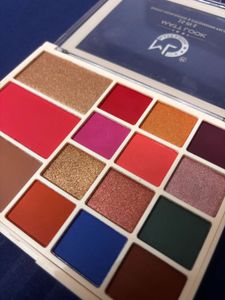 15-in-1 Baked Highlighter &amp; Eyeshadow Palette