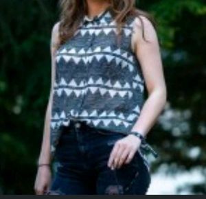 Geometric Print Sleeveless Collared Top