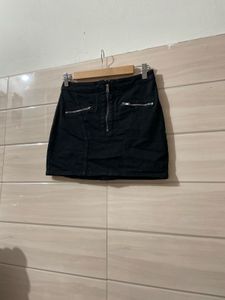 H&amp;M Chic Black Mini Skirt with Zippers