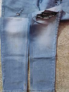 Light Wash blue torn Jeans