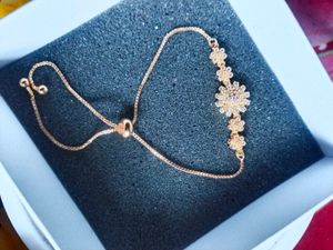 Sparkling Flower Design Bracelet
