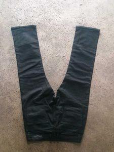 zipper  jeans.