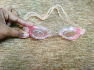 Swimming goggles